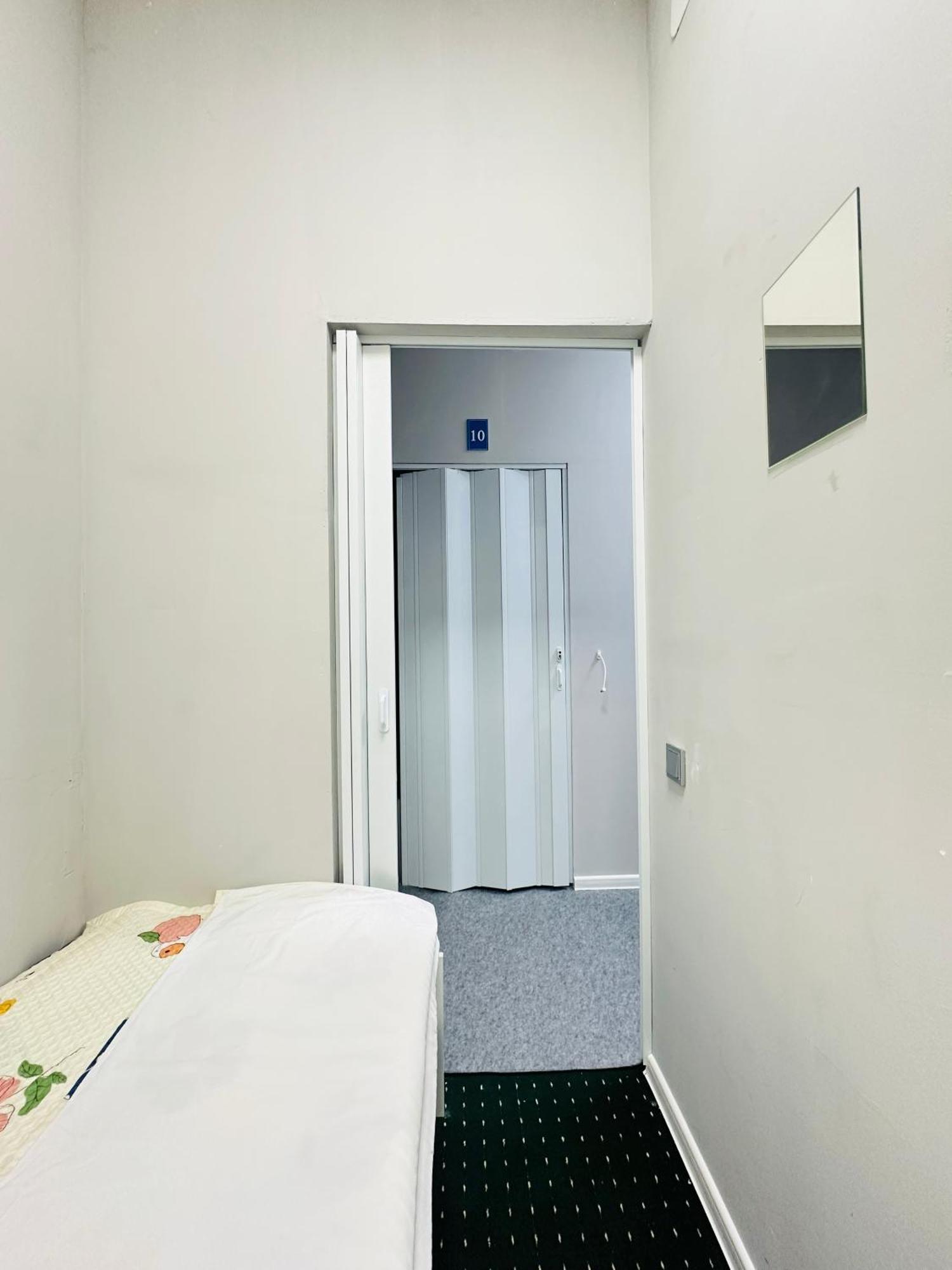 Center Capsule Hotel Алма Ата Екстериор снимка